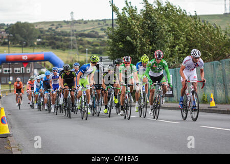 I ciclisti negli ultimi chilometri della tappa 5 tour della Gran Bretagna gara ciclistica in Stoke-on-Trent, Regno Unito Giovedì 13 Settembre, 2012. Foto Stock