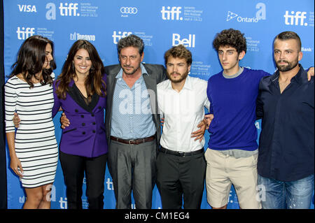 Toronto, Ontario, Canada (L-R) attrice SAADET AKSOY, attrice CruzPENELOPE CRUZ, regista SERGIO CASTELLITTO, attore EMILIE HIRSCH, attore PIETRO CASTELLITTO e attore ADRIAN HASKOVIC -SAADET AKSOY assiste il "due volte nato' photo chiamata durante il 2012 a Toronto International Film Festival che si tiene a TIFF Bell Lightbox il 13 settembre 2012 a Toronto in Canada. Foto Stock