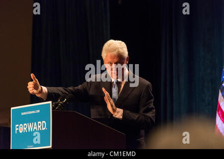 Orlando, Florida, Stati Uniti d'America sett. 12, 2012-Il presidente statunitense Bill Clinton Obama difende la politica sanitaria, parla dei Orlando di energia solare, computer tecnologie di simulazione, anticipi presso l' Università della Florida Centrale e aritmetiche. Foto Stock