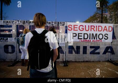 Sett. 13, 2012 - Buenos Aires, Buenos Aires, Argentina - circa 50000 persone hanno partecipato a un ''cacerolazo'', una sorta di protesta in cui i manifestanti fanno rumore battendo tegami e pentole, contro il governo di Cristina Fernandez Kirchner. (Credito Immagine: © Patricio Murphy/ZUMAPRESS.com)