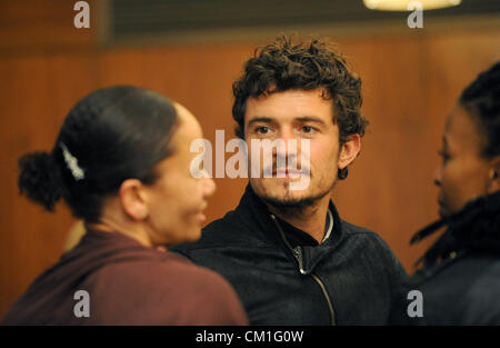 CAPE Town, Sud Africa. Il 13 settembre 2012. Attore Internazionale Orlando Bloom incontra con il cast della produzione JazzArt il 13 settembre 2012 a Cape Town, Sud Africa. Bloom guardato la produzione pur essendo in Sud Africa al cinema un nuovo film; 'Zulu', in cui egli svolge un sudafricano poliziotto. Foto Stock