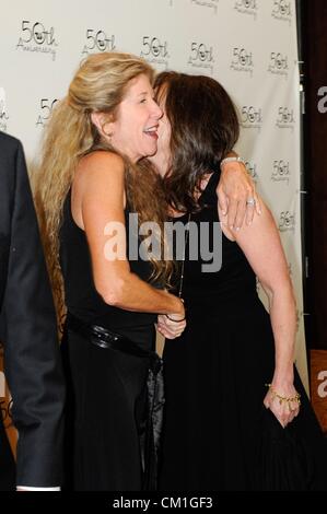 Lucinda ponti, Sally Field presso gli arrivi per il teatro West cinquantesimo anniversario di gala, il Taglyan complesso culturale, Los Angeles, CA, 13 settembre 2012. Foto di: Sara Cozolino/Everett Collection Foto Stock