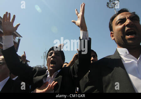 Sett. 14, 2012 - Srinagar Kashmir, India - musulmana del Kashmir avvocati gridare slogan durante un anti-US protesta a Srinagar, la capitale estiva del Kashmir indiano. Il musulmano gruppo religioso ha registrato una forte protesta contro un oscuro film realizzato negli Stati Uniti denominata "l'innocenza di musulmani' che deriso Islam il Profeta Maometto. (Credito Immagine: © Altaf Zargar/ZUMAPRESS.com) Foto Stock