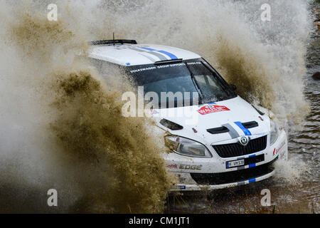 14.09.2012 POWYS, GALLES. Sebastien Ogier (FRA) e Co-Driver Julien Ingrassia (FRA) in #22 Volkswagen Motorsport Skoda Fabia S2000 affrontare la Splash acqua sul primo passaggio del dolce agnello stadio (SS2) durante il giorno 1 del Rally del Galles GB, 10 round del FIA Word Rally Championship. Credit: Azione Plus immagini di Sport / Alamy Live News Foto Stock