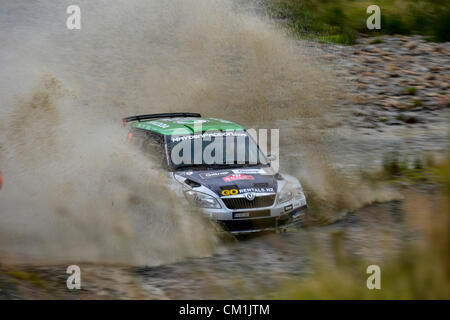 14.09.2012 POWYS, GALLES. Hayden Paddon (NZL) e Co-Driver John Kennard (NZL) in #31 Hayden Paddon Skoda Fabia S2000 affrontare la Splash acqua sul primo passaggio del dolce agnello stadio (SS2) durante il giorno 1 del Rally del Galles GB, 10 round del FIA Word Rally Championship. Credit: Azione Plus immagini di Sport / Alamy Live News Foto Stock