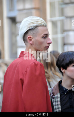 Somerste House, London, Regno Unito. 14 settembre 2012. I visitatori della manifestazione presso la Somerset House. La London Fashion Week 2012 si apre oggi presso la Somerset House. La semestrale show è uno dei mondi di moda quattro grandi accanto a Parigi, Milano e New York. Credito: Matteo Chattle / Alamy Live News Foto Stock