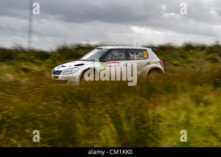 14.09.2012 POWYS, GALLES. Sebastien Ogier (FRA) e Co-Driver Julien Ingrassia (FRA) in #22 Volkswagen Motorsport Skoda Fabia S2000 in azione sul secondo passaggio della fase Myherin (SS6) durante il giorno 1 del Rally del Galles GB, 10 round del FIA Word Rally Championship. Foto Stock