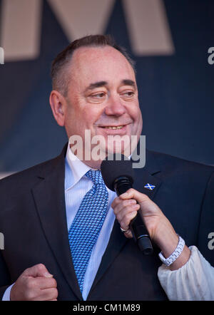 14 Settembre, 2012. Alex Salmond, allora primo ministro di Scozia, intervistata alla fine di homecoming parade in onore della Scozia atleti olimpionici e Paralympians in George Square, Glasgow Foto Stock