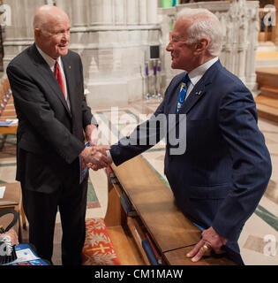 Ex U.S. Il Sen. John Glenn, sinistra e Buzz Aldrin agitare le mani prima di un memoriale di servizio che celebra la vita di Neil Armstrong 13 Settembre 2012 presso la Cattedrale Nazionale di Washington DC. Armstrong, il primo uomo a camminare sulla luna durante il 1969 missione Apollo 11, morì il 25 agosto. Egli è stato 82. Foto Stock