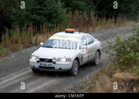 14 Settembre 2012 - Devils Bridge - il Galles Centrale : WRC Rally Galles GB SS6 Myherin tappa : sicurezza auto in esecuzione la prima tappa del rally le vetture entrano attraverso. Foto Stock