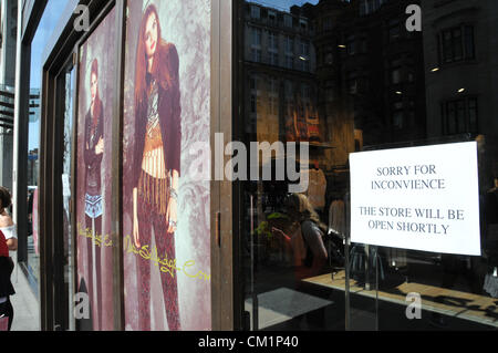 Oxford Street, Londra, Regno Unito. Il 15 settembre 2012. Un segno sulla Miss Selfridge [parte di TopShop] informa i clienti dei negozi chiusura temporanea. TopShop su Oxford Street è chiuso a mezzogiorno a causa di un guasto elettrico, i clienti e il personale di attendere al di fuori del negozio di aprire nuovamente. Foto Stock