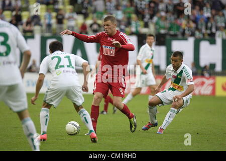 Gdansk, Polonia 15th, settembre 2012 Lechia Gdansk defet Piast Gliwice 1:2 durante il calcio polacco extraleague gioco su PGE Arena Stadium. MAteusz Matras (4) in azione durante il gioco Foto Stock