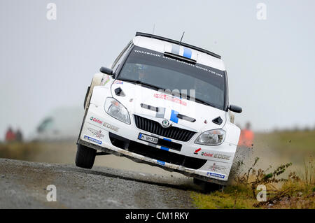 15.09.2012. Powys, Wales, Regno Unito. Sebastien Ogier (FRA) e Co-Driver Julien Ingrassia (FRA) in #22 Volkswagen Motorsport Skoda Fabia S2000 prende il salto il primo passaggio della fase intermedia (SS9) durante il giorno 2 del Rally del Galles GB, 10 round del FIA World Rally Championship. Foto Stock