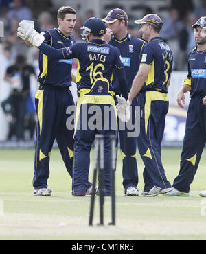 15.09.2012. Il Lords Cricket Ground, London, England. Chris Wood celebra il suo terzo paletto dopo la pulizia bowling Rikki Clarke durante il CB40 gioco finale tra Hampshire e Warwickshire dal Lords. Foto Stock