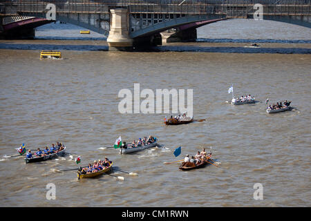 Xv 2012 Sep. Il fiume Tamigi Londra, Inghilterra, Regno Unito. Il grande fiume di gara. Foto Stock