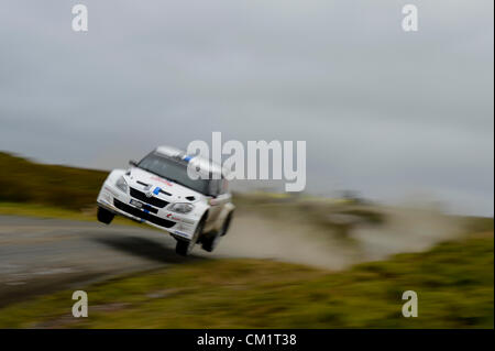 15.09.2012 POWYS, GALLES. Sebastien Ogier (FRA) e Co-Driver Julien Ingrassia (FRA) in #22 Volkswagen Motorsport Skoda Fabia S2000 prendere il salto il secondo passaggio della fase intermedia (SS11) durante il giorno 2 del Rally del Galles GB, 10 round del FIA Word Rally Championship. Foto Stock