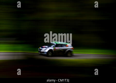 15.09.2012 POWYS, GALLES. Hayden Paddon (NZL) e Co-Driver John Kennard (NZL) in #31 Hayden Paddon Skoda Fabia S2000 in azione sul secondo passaggio della fase Crychan (SS10) durante il giorno 2 del Rally del Galles GB, 10 round del FIA Word Rally Championship. Foto Stock