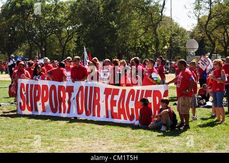 Chicago, Illinois, Stati Uniti d'America 15 Settembre, 2012. Migliaia di insegnanti e i loro sostenitori rally in unione Park sul vicino lato ovest della città. Il Chicago insegnanti unione e il Chicago Board of Education sono vicini ad un accordo per risolvere lo sciopero e riprendere le lezioni di lunedì. Foto Stock