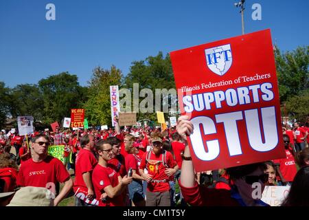 Chicago, Illinois, Stati Uniti d'America 15 Settembre, 2012. Migliaia di insegnanti e i loro sostenitori rally in unione Park sul vicino lato ovest della città. Il Chicago insegnanti unione e il Chicago Board of Education sono vicini ad un accordo per risolvere lo sciopero e riprendere le lezioni di lunedì. Foto Stock