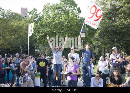 In un anno di anniversario di occupare il movimento OWS nella città di New York ha un giorno tre serie di attività in corso che culminano il 7 settembre Xvii con una giornata di azioni di strada programmati su Wall Street di onorare il 99%. Foto Stock