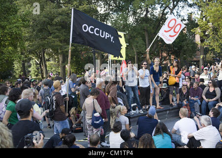 In un anno di anniversario di occupare il movimento OWS nella città di New York ha un giorno tre serie di attività in corso che culminano il 7 settembre Xvii con una giornata di azioni di strada programmati su Wall Street di onorare il 99%. Foto Stock