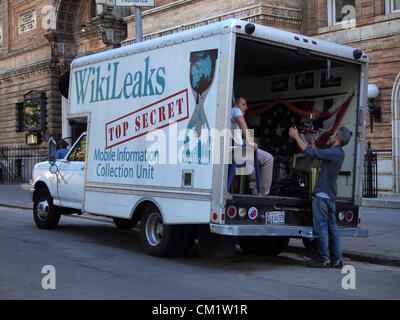 Una video intervista essendo condotta in un Mobile WikiLeaks unità di raccolta informazioni carrello parcheggiato fuori Washiington Square Park a New York il Greenwich Village su Settembre 15, 2012. All interno del parco, occupano Wall Street i dimostranti si sono riuniti per contrassegnare il mo Foto Stock