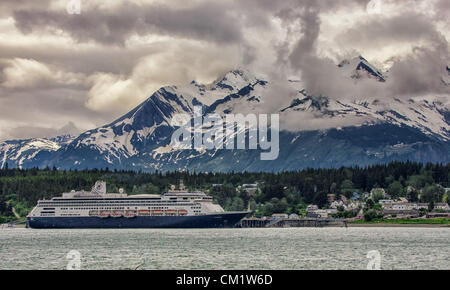 4 luglio 2012 - Haines, Alaska, USA - La ms Zaandam, un Holland America Line nave da crociera ormeggiata in Portage Cove a Haines, Alaska, con drammatica nuvole e la maestosa montagna Chilkat gamma come un paesaggio spettacolare. (Credito Immagine: © Arnold Drapkin/ZUMAPRESS.com) Foto Stock