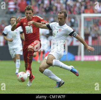 15.09.2012. Monaco di Baviera, Germania. FC Bayern Monaco di Baviera versus FSV Mainz 05 Mario Mandzukic Monaco di Baviera e Nikolce Noveski Mainz Foto Stock