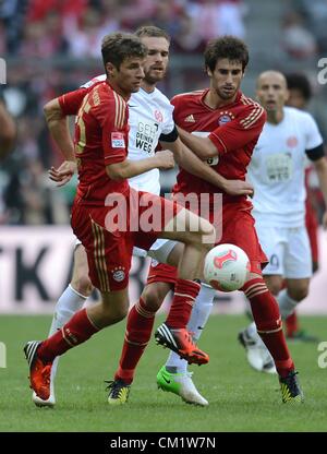 15.09.2012. Monaco di Baviera, Germania. FC Bayern Monaco di Baviera versus FSV Mainz Thomas Mueller lasciato Monaco di Baviera contro Jan Kirchhoff centro di Mainz e Javi Javier Martinez Monaco di Baviera Foto Stock