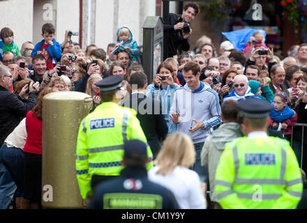 Dunblane, Scozia, domenica 16 settembre 2012. Il nuovo Open usa la campionessa di tennis Andy Murray ritornato in Scozia per un aborigeno nella sua città natale di Dunblane, vicino a Stirling, Scozia. Nonostante il precedente sensore pioggia la città e le ventole si è rivelato in loro migliaia di accogliere il 25 enne doppia medaglia olimpica. Nella foto accanto l'oro postbox dipinte per la sua medaglia d'oro alle Olimpiadi. Foto Stock