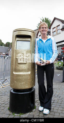 Dunblane, Scozia, domenica 16 settembre 2012. Judy Murray, la madre del nuovo US Open campionessa di tennis Andy Murray pone accanto alla casella postale di Oro dipinta per i suoi figli oro olimpico a Dunblane High Street.benvenuti torna il 25 enne doppia medaglia olimpica. Foto Stock