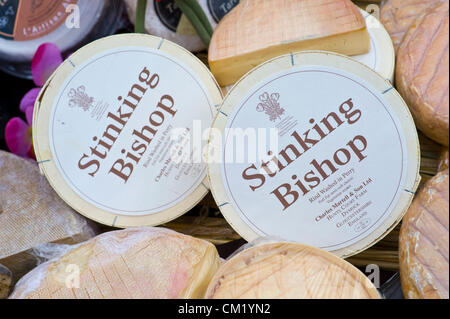 Vescovo puzzolente formaggio in vendita su cheesemongers stallo a Abergavenny Food Festival Foto Stock