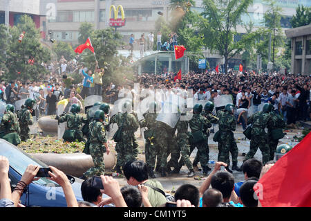 Xian, Cina. Sabato 15 Settembre, 2012. Anti-Japanese manifestanti hanno un conflitto con la polizia armata a una dimostrazione presso la porta del Campanile Hotel a Xi'an, Cina,sabato 15 settembre 2012. Scontri scoppiati tra dimostranti e polizia durante un marzo da più di 10.000 studenti, che stavano protestando per la sovranità delle isole di pesca(Isole Diaoyu). Foto Stock