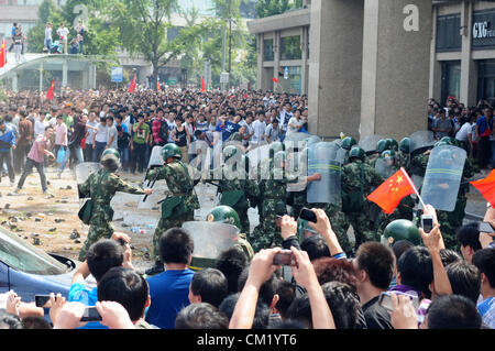 Xian, Cina. Sabato 15 Settembre, 2012. Anti-Japanese manifestanti hanno un conflitto con la polizia armata a una dimostrazione presso la porta del Campanile Hotel a Xi'an, Cina,sabato 15 settembre 2012. Scontri scoppiati tra dimostranti e polizia durante un marzo da più di 10.000 studenti, che stavano protestando per la sovranità delle isole di pesca(Isole Diaoyu). Foto Stock