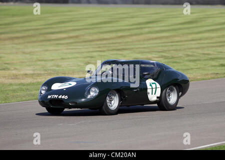 Goodwood station wagon, Chichester, Regno Unito. Il 15 settembre 2012. Richard Attwood guida un 1963 Lister Jaguar coupe durante il RAC TT celebrazione. Il risveglio è un 'magical passo indietro nel tempo", presentazione di una miscela di autovetture e di aviazione dal 40's, anni Cinquanta e Sessanta ed è uno dei più popolari motore storico racing eventi in tutto il mondo. Per ulteriori informazioni visita il sito www.goodwood.co.uk/revival. Foto Stock