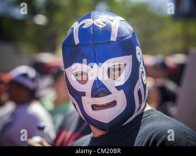 Sett. 16, 2012 - Phoenix, Arizona, Stati Uniti - Un'Arizona Diamondbacks ventola in un Lucha Libre wrestling maschera in eredità ispanica giorno di Phoenix. L'Arizona Diamondbacks ha ospitato la loro xiv ispanica annuale Giornata del patrimonio, la domenica per il kick off eredità ispanica mese (sett. 15-Ott. 15) prima del 1:10 p.m. gioco tra il D-dorsi e San Francisco Giants. La principale attrazione della giornata è stato tre Lucha Libre USA exhibition wrestling corrispondenze nella parte anteriore del Chase Field Stadium prima del gioco. (Credito Immagine: © Jack Kurtz/ZUMAPRESS.com) Foto Stock