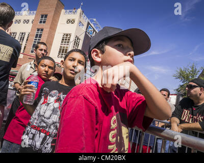 Sett. 16, 2012 - Phoenix, Arizona, Stati Uniti - Ragazzi attendere Lucha Libre lottatori per arrivare al Chase Field per un match wrestling Domenica. L'Arizona Diamondbacks ha ospitato la loro xiv ispanica annuale Giornata del patrimonio, la domenica per il kick off eredità ispanica mese (sett. 15-Ott. 15) prima del 1:10 p.m. gioco tra il D-dorsi e San Francisco Giants. La principale attrazione della giornata è stato tre Lucha Libre USA exhibition wrestling corrispondenze nella parte anteriore del Chase Field Stadium prima del gioco. (Credito Immagine: © Jack Kurtz/ZUMAPRESS.com) Foto Stock