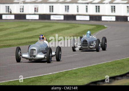 Goodwood station wagon, Chichester, Regno Unito. Il 15 settembre 2012. Le frecce d'argento dimostrazione - per la prima volta dal 1930 che il 'Silver frecce' erano uniti sulla via mostrare una collezione di Auto Union e Mercedes-Benz Racers nonché due Alfa Romeo è il risveglio è un 'magical passo indietro nel tempo", presentazione di una miscela di autovetture e di aviazione dal 40's, anni Cinquanta e Sessanta ed è uno dei più popolari motore storico racing eventi in tutto il mondo. Per ulteriori informazioni visita il sito www.goodwood.co.uk/revival. Foto Stock