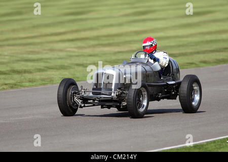 Goodwood station wagon, Chichester, Regno Unito. Il 15 settembre 2012. Le frecce d'argento dimostrazione - per la prima volta dal 1930 che il 'Silver frecce' erano uniti sulla via mostrare una collezione di Auto Union e Mercedes-Benz Racers nonché due Alfa Romeo è il risveglio è un 'magical passo indietro nel tempo", presentazione di una miscela di autovetture e di aviazione dal 40's, anni Cinquanta e Sessanta ed è uno dei più popolari motore storico racing eventi in tutto il mondo. Per ulteriori informazioni visita il sito www.goodwood.co.uk/revival. Foto Stock