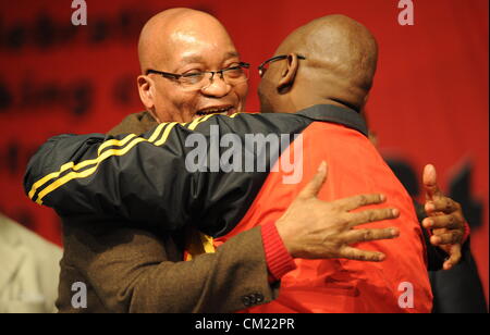 Conferenza di Midrand, SUD AFRICA: presidente Jacob Zuma abbraccia Cosatu Presidente Sdumo Dlamini durante il Cosatu XI Conferenza Nazionale a Gallagher Estate il 17 settembre 2012 a Midrand, in Sudafrica. I delegati hanno tenuto una illuminazione delle candele Cerimonia in ricordo di coloro che sono morti. (Foto di Gallo Immagini / Foto24 / Felix Dlangamandla) Foto Stock