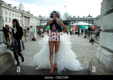 Xvii Settembre 2012. La Somerset House, Londra UK. La London Fashion Week è una fiera che riunisce stabilito e nuovi designer di moda che uomini e donne delle collezioni Foto Stock