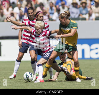 Sett. 16, 2012 - Los Angeles, California (CA, Stati Uniti - degli Stati Uniti Megan Rapinoe, centro di unità con la sfera contro l'Australia durante una mostra partita di calcio al Home Depot Center il 16 settembre 2012 a Carson, California. Stati Uniti ha vinto l'Australia 2-1. Il gioco è come parte degli Stati Uniti nazionale femminile fan tribute tour celebra la medaglia d oro del team ha vinto a Londra questo passato Olimpiade (immagine di credito: © Ringo Chiu/ZUMAPRESS.com) Foto Stock