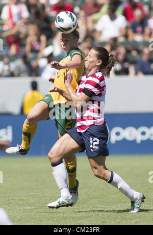 Sett. 16, 2012 - Los Angeles, California (CA, Stati Uniti - degli Stati Uniti Lauren Cheney, a destra e in Australia Teigen Allen, lotta per una testa palla durante una mostra partita di calcio al Home Depot Center il 16 settembre 2012 a Carson, California. Stati Uniti ha vinto l'Australia 2-1. Il gioco è come parte degli Stati Uniti nazionale femminile fan tribute tour celebra la medaglia d oro del team ha vinto a Londra questo passato Olimpiade (immagine di credito: © Ringo Chiu/ZUMAPRESS.com) Foto Stock