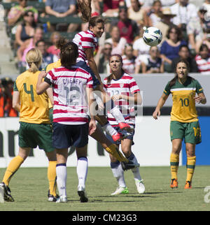 Sett. 16, 2012 - Los Angeles, California (CA, Stati Uniti - Stati Uniti' Tobin Heath, centro capi la sfera contro l'Australia durante una mostra partita di calcio al Home Depot Center il 16 settembre 2012 a Carson, California. Stati Uniti ha vinto l'Australia 2-1. Il gioco è come parte degli Stati Uniti nazionale femminile fan tribute tour celebra la medaglia d oro del team ha vinto a Londra questo passato Olimpiade (immagine di credito: © Ringo Chiu/ZUMAPRESS.com) Foto Stock