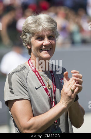 Sett. 16, 2012 - Los Angeles, California (CA, Stati Uniti - Stati Uniti' head coach Pia Sundhage è visto durante una mostra partita di calcio contro l'Australia a Home Depot Center il 16 settembre 2012 a Carson, California. Stati Uniti ha vinto l'Australia 2-1. Il gioco è come parte degli Stati Uniti nazionale femminile fan tribute tour celebra la medaglia d oro del team ha vinto a Londra questo passato Olimpiade (immagine di credito: © Ringo Chiu/ZUMAPRESS.com) Foto Stock