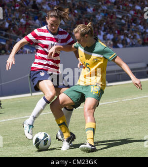 Sett. 16, 2012 - Los Angeles, California (CA, Stati Uniti - degli Stati Uniti Lauren Cheney a sinistra e Australia Emily van Egmond, diritto, lotta per una sfera, durante una mostra partita di calcio al Home Depot Center il 16 settembre 2012 a Carson, California. Stati Uniti ha vinto l'Australia 2-1. Il gioco è come parte degli Stati Uniti nazionale femminile fan tribute tour celebra la medaglia d oro del team ha vinto a Londra questo passato Olimpiade (immagine di credito: © Ringo Chiu/ZUMAPRESS.com) Foto Stock