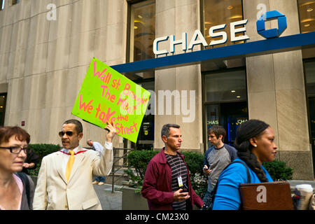 New York, NY, 17 settembre 2012. Sul primo anniversario di occupare Wall Street proteste, protester detiene un segno davanti di JP Morgan Chase Bank branch at 80 Broadway, New York, NY Foto Stock
