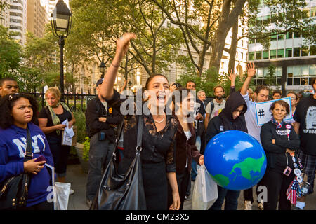 New York, NY, 17 settembre 2012. Sul primo anniversario di occupare Wall Street proteste, donna parla al gruppo di manifestanti su Browling verde in New York del quartiere finanziario Foto Stock