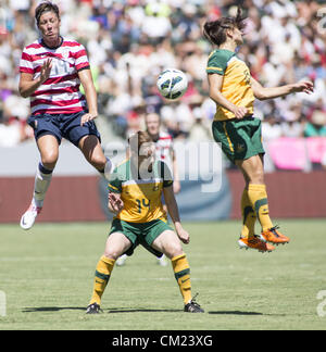 Sett. 16, 2012 - Los Angeles, California, Stati Uniti - ABBY WAMBACH, sinistra, lotte per una testa palla contro Australia COLLETTE MCCALLUN, centro e STEPHANIE CATLEY destra durante una mostra partita di calcio al Home Depot Center. Il gioco è come parte degli Stati Uniti nazionale femminile fan tribute tour celebra la medaglia d oro del team ha vinto a Londra questa Olimpiade del passato. (Credito Immagine: © Ringo Chiu/ZUMAPRESS.com) Foto Stock