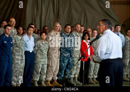 Il Segretario alla difesa degli Stati Uniti Leon Panetta parla ai membri di servizio a Yakota Air Base Settembre 17, 2012 a Tokyo in Giappone . Panetta è la prima tappa di una nazione tre tour in Giappone, Cina e Nuova Zelanda. Foto Stock